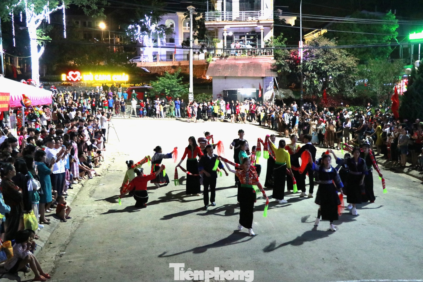 Tối 1/9, chương trình nghệ thuật “Người Mông xuống phố” diễn ra với những màn trình diễn đầy ấn tượng trên các tuyến đường trung tâm của thị trấn Mù Cang Chải. Đây cũng là lần đầu tiên Mù Cang Chải tổ chức chương trình biểu diễn với trên 300 người tham gia.