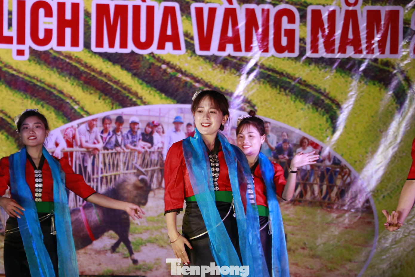 Tiếp đó, chương trình nghệ thuật đặc sắc với chủ đề “Rạng rỡ quê hương” gồm các tiết mục ca ngợi Đảng, Bác Hồ kính yêu, ca ngợi quê hương, đất nước, ca ngợi huyện vùng cao Mù Cang Chải đang thay da đổi thịt từng ngày.