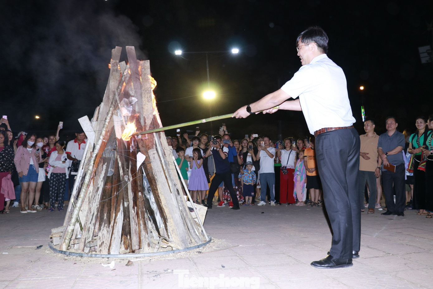 Cũng trong chương trình, ông Nông Việt Yên - Bí thư Huyện ủy Mù Cang Chải đã châm đuốc thắp sáng mở màn cho chương trình khai mạc các hoạt động chào mừng Tết Độc lập tại huyện Mù Cang Chải.