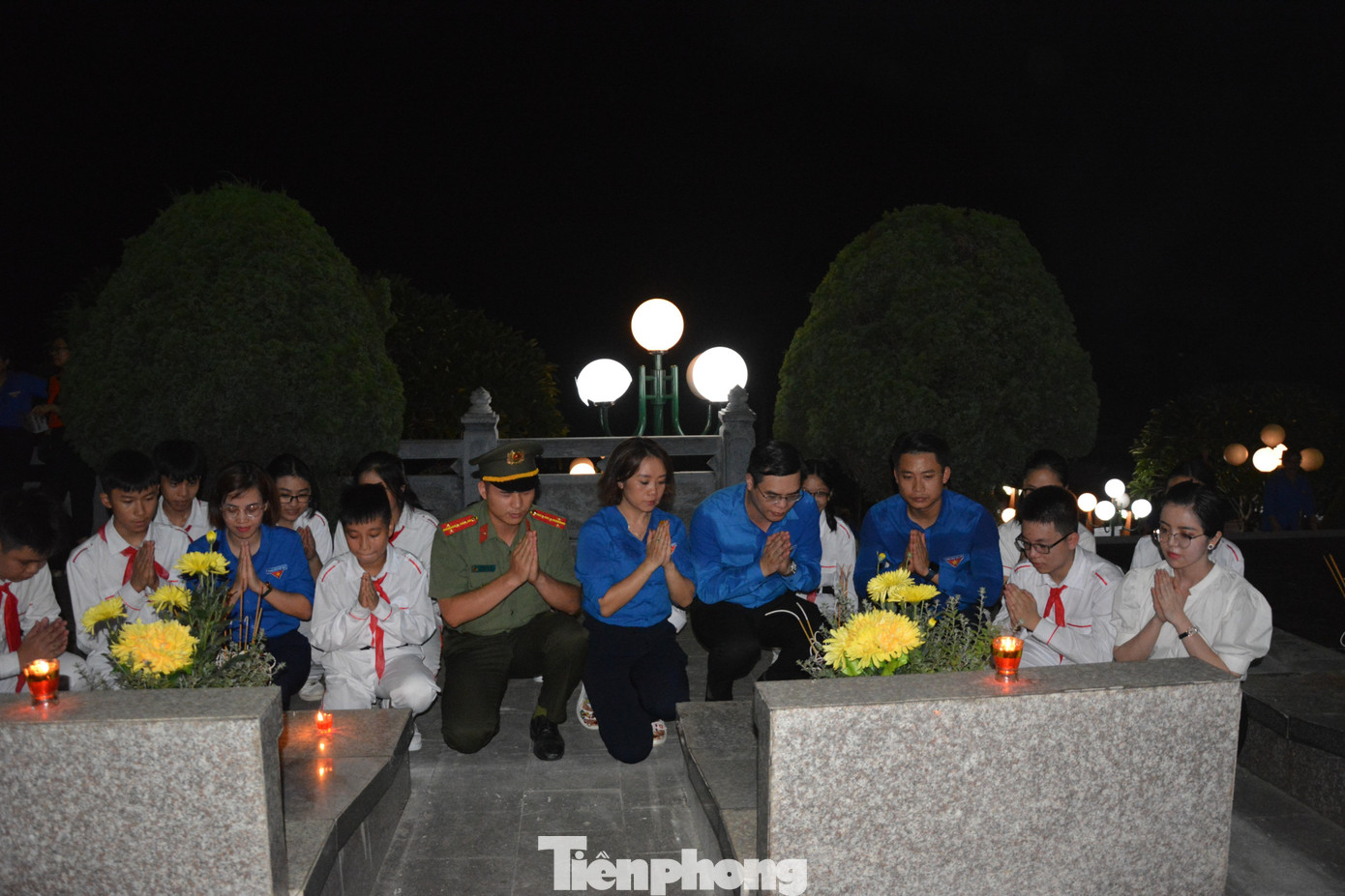 Thanh thiếu niên Yên Bái bày tỏ sự thành kính trước anh linh các anh hùng liệt sỹ.