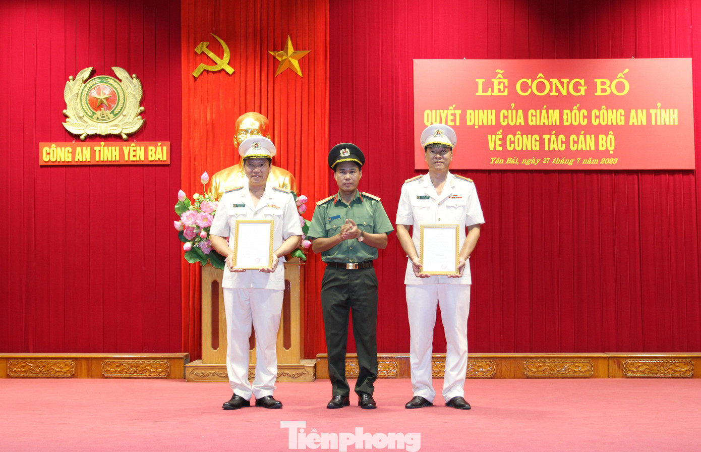 Đại tá Lê Việt Thắng (giữa), Giám đốc Công an tỉnh Yên Bái trao quyết định điều động Thượng tá Trịnh Huỳnh Sơn và Thượng tá Bùi Việt Hùng.