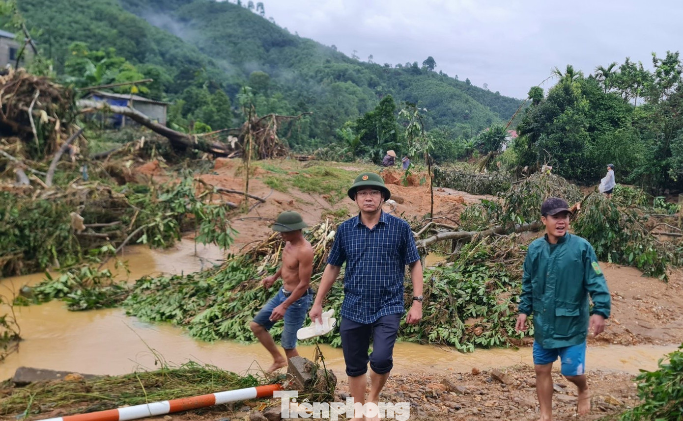 Tại hiện trường, Ban chỉ huy PCTT & TKCN huyện đã huy động 20 cán bộ, chiến sỹ thuộc lực lượng vũ trang phối hợp với lực lượng tại địa phương tổ chức cứu hộ cứu nạn, điều tiết, phân luồng giao thông. Tại hiện trường, Ban chỉ huy PCTT & TKCN huyện đã huy động 20 cán bộ, chiến sỹ thuộc lực lượng vũ trang phối hợp với lực lượng tại địa phương tổ chức cứu hộ cứu nạn, điều tiết, phân luồng giao thông.