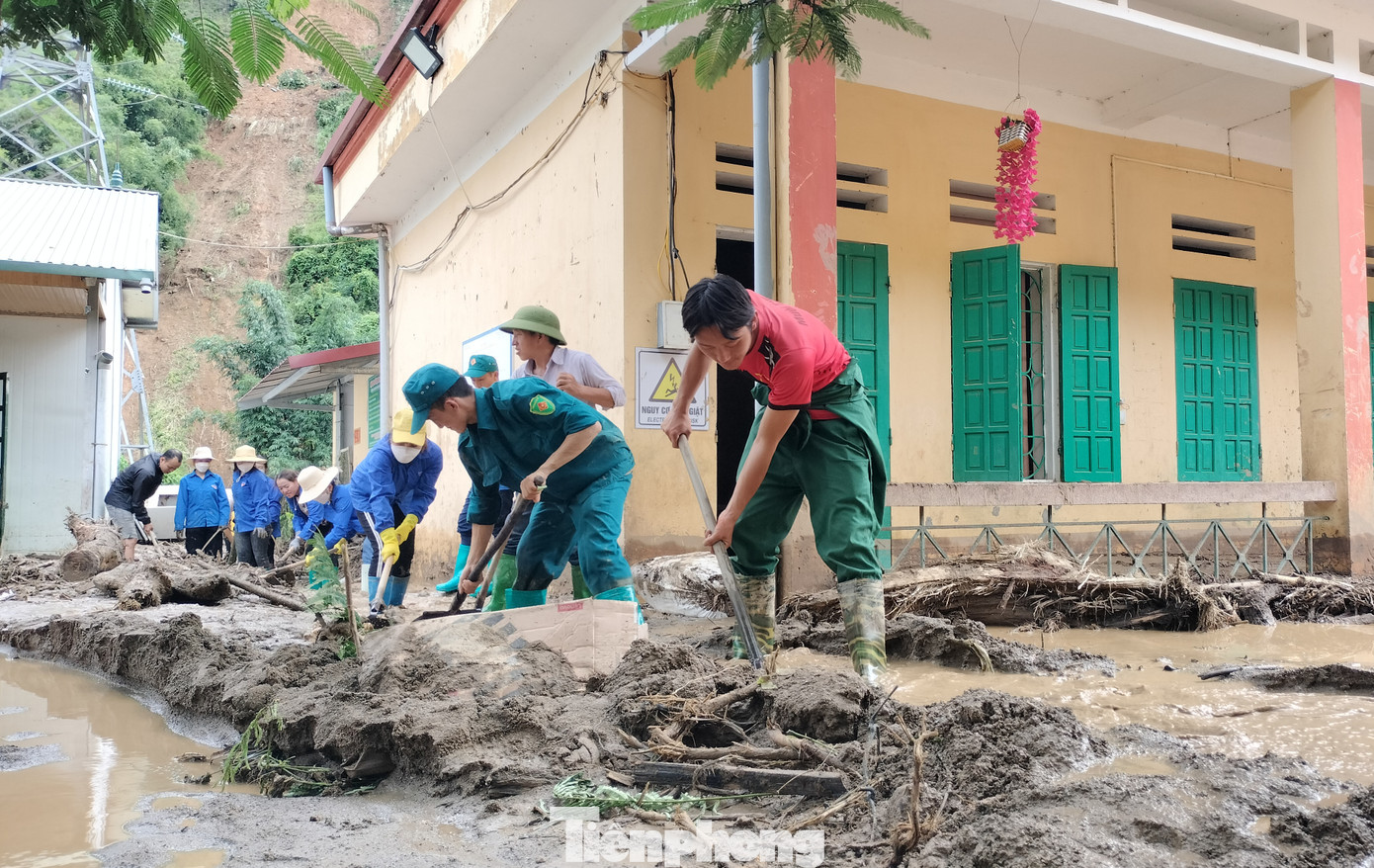 Tại đây, huyện đoàn Mù Cang Chải tiếp tục chia các tổ đến từng điểm như trụ sở UBND xã, trường học, trung tâm y tế, thôn bản, các hộ dân để hỗ trợ khắc phục hậu quả mưa lũ.