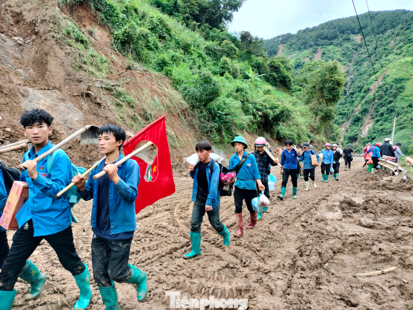 Tại xã Hồ Bốn, nơi bị thiệt hại nặng nhất do mưa lũ để lại, hàng trăm thanh niên xung kích ngay từ ngày 6/8 đã tiếp cận địa bàn để giúp đỡ người dân sớm ổn định cuộc sống sau lũ.