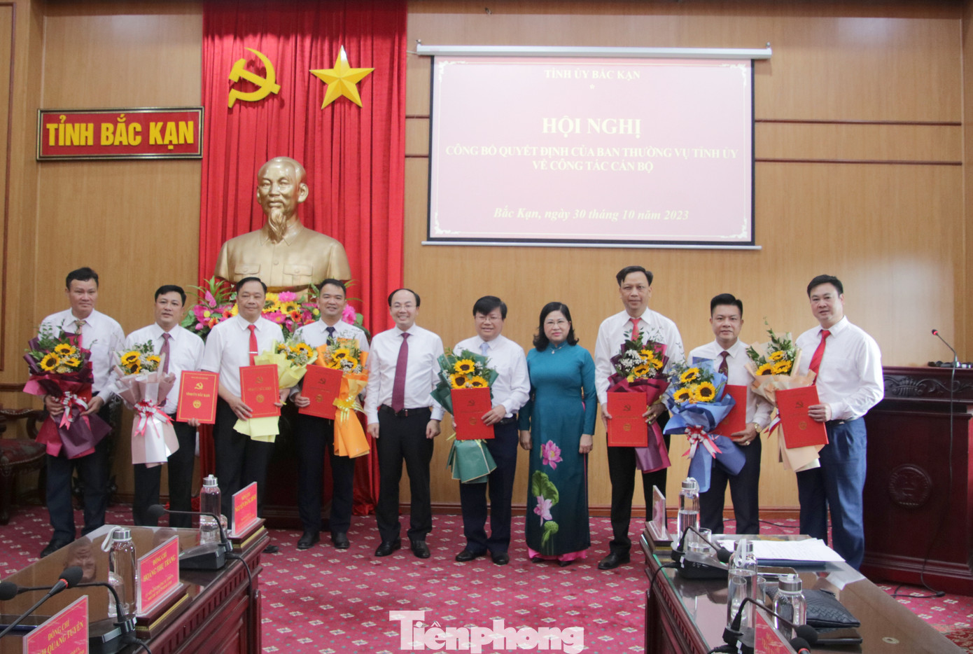 Bà Phương Thị Thanh - Phó Bí thư Thường trực Tỉnh ủy trao quyết định và tặng hoa cho các đồng chí được luân chuyển, bổ nhiệm.