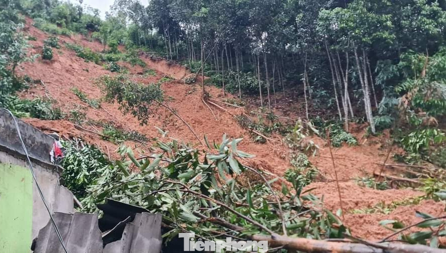 Theo ông Kiên, 2 người thiệt mạng là ông N.Q.T. và bà P.B.L. (cùng ở thôn Gốc Nhội, xã Yên Thái). Đến khoảng 3h sáng 7/10, thi thể hai vợ chồng được tìm thấy và bàn giao cho gia đình lo hậu sự. Theo ông Kiên, 2 người thiệt mạng là ông N.Q.T. và bà P.B.L. (cùng ở thôn Gốc Nhội, xã Yên Thái). Đến khoảng 3h sáng 7/10, thi thể hai vợ chồng được tìm thấy và bàn giao cho gia đình lo hậu sự.