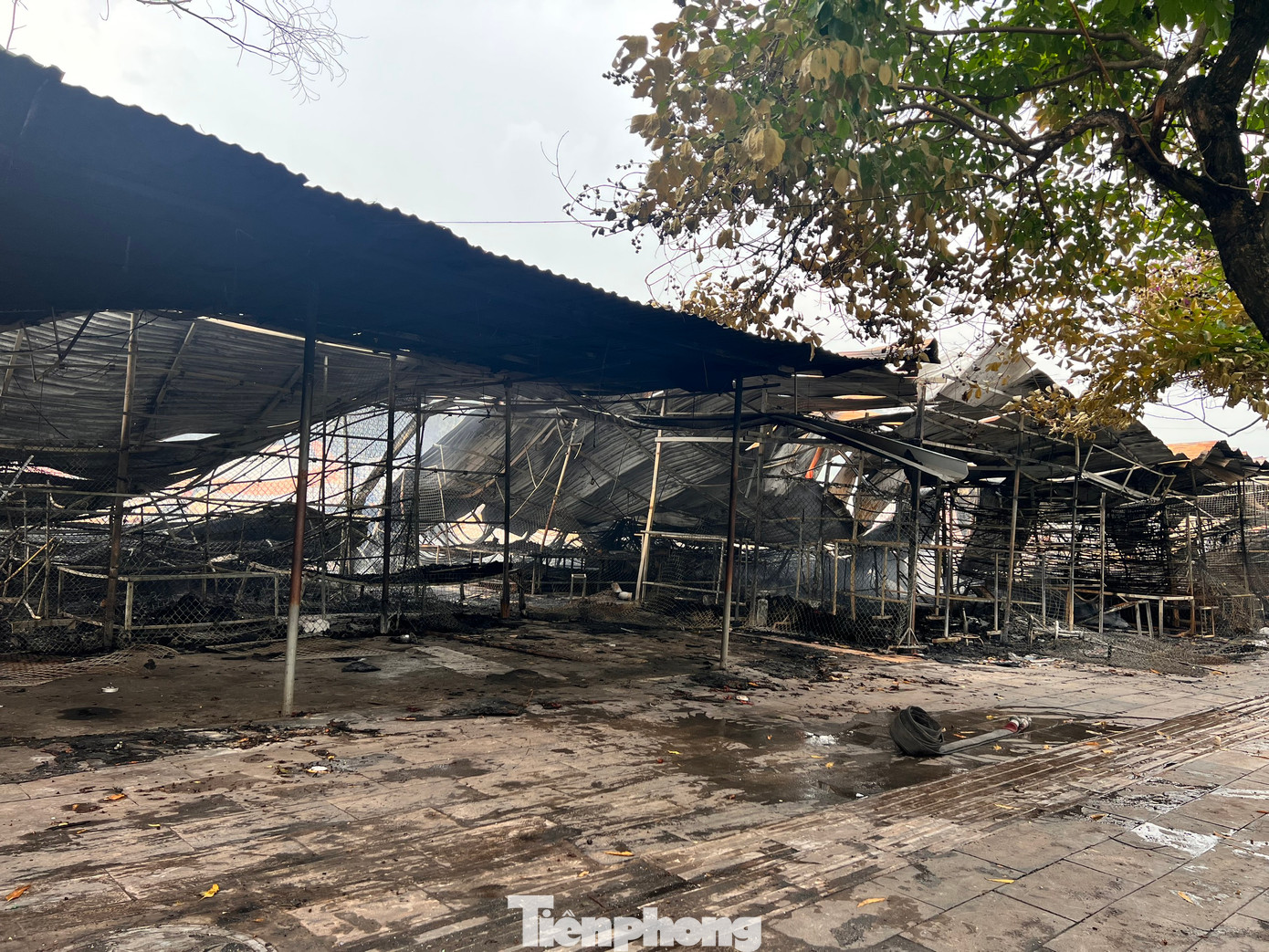 Đến 5h, đám cháy được khống chế, song bên trong chợ vẫn còn nhiều vị trí cháy âm ỉ, cảnh sát tiếp cận để dập tắt hoàn toàn.