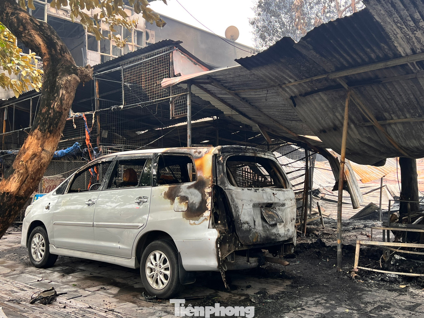 Ngay khi nhận được tin báo của người dân, Phòng Cảnh sát phòng cháy chữa cháy và cứu nạn cứu hộ Công an tỉnh Vĩnh Phúc đã huy động nhiều phương tiện và chiến sĩ tới hiện trường dập lửa.