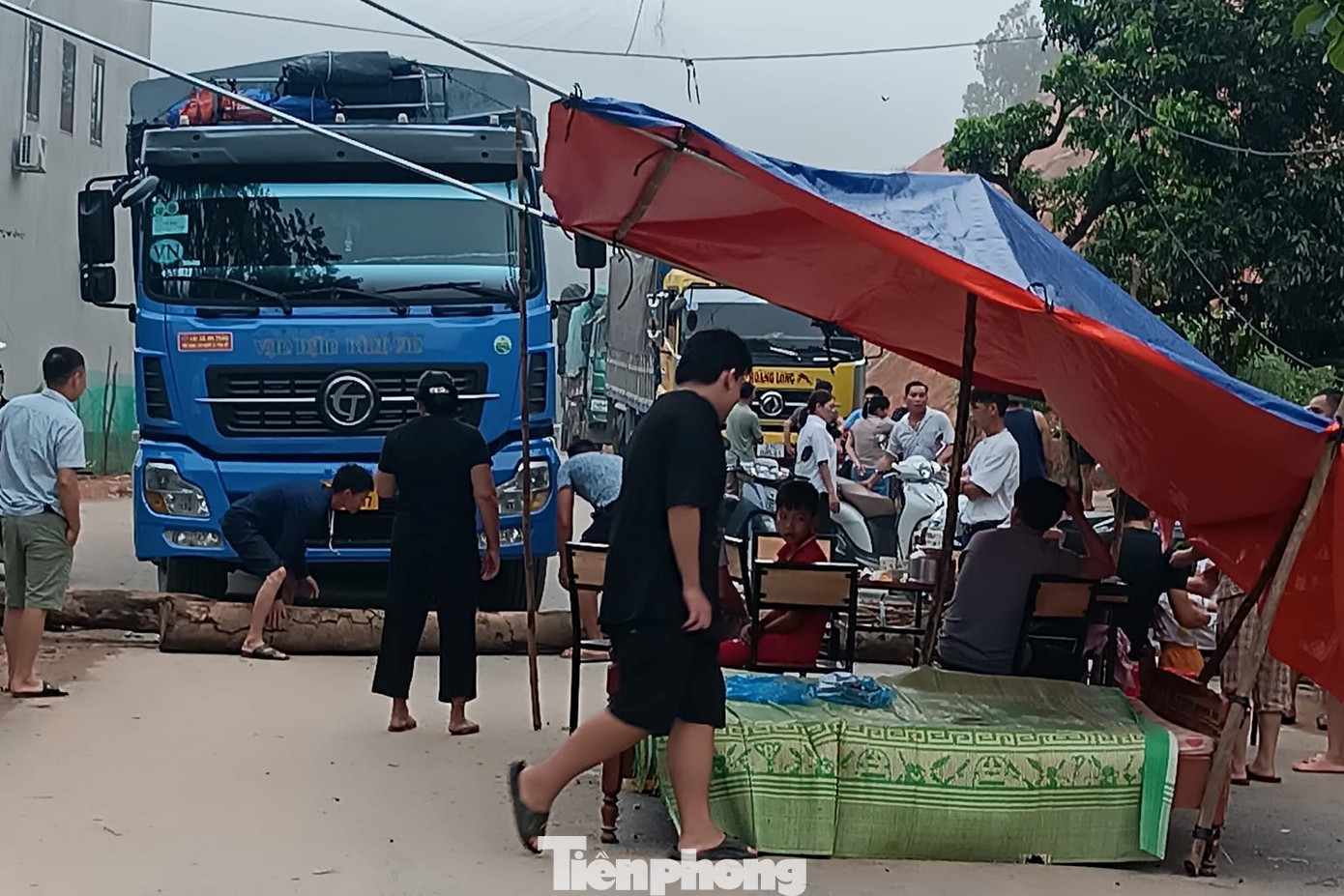 Cách đây ít ngày, sau một trận mưa lớn, hơn chục hộ dân thôn Lương Thiện, xã Lương Thịnh đã mang giường, dựng lều chặn một đoạn tại quốc lộ 37 để mong muốn cơ quan có thẩm quyền có mặt, giải quyết triệt để tình trạng cứ mưa là ngập này.