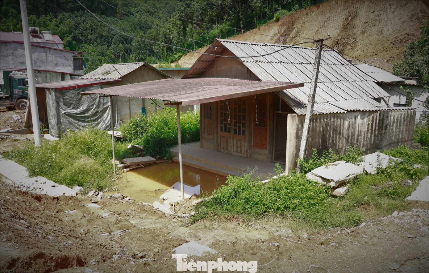 Theo chính quyền địa phương, việc ngập úng xảy ra là do dự án chưa hoàn thiện hệ thống cống rãnh. Ngoài ra, một phần khác do một số hộ gia đình tự ý thay đổi hiện trạng đất tại khu vực thượng nguồn khiến ách tắc dòng chảy. Khi mưa xuống, nước không kịp thoát từ các cống đổ về tràn ra đường gây ngập các hộ dân có nền nhà thấp hơn đường.