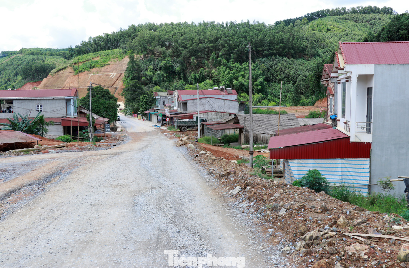 Dự án sau nhiều lần vỡ kế hoạch về đích, đến nay cơ bản đã thi công xong. Tuy nhiên, riêng hệ thống cống rãnh thoát nước đi qua một số hộ gia đình ở khu vực thôn Lương Thiện, xã Lương Thịnh, huyện Trấn Yên lại chưa được thi công và bị bỏ dở.