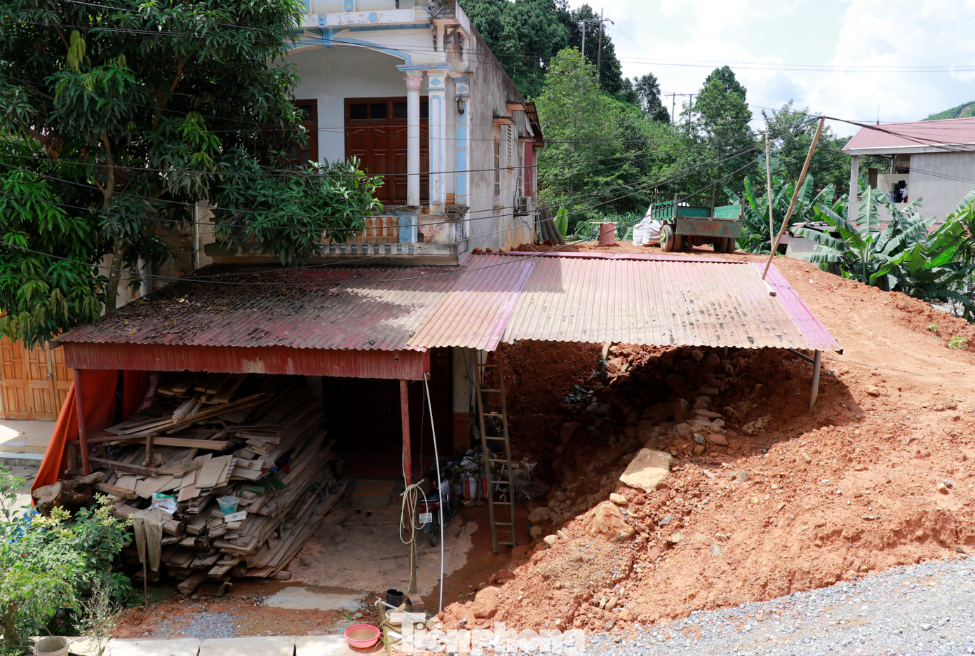 Ông Nguyễn Đức Mầu - Phó Chủ tịch UBND huyện Trấn Yên cho biết, ngay khi nắm được thông tin, lãnh đạo UBND huyện cùng các đơn vị liên quan đã có buổi gặp gỡ với các hộ dân bị ảnh hưởng. Tại buổi gặp gỡ, chính quyền địa phương cam kết với các gia đình sẽ giải quyết các vấn đề tồn đọng về giải phóng mặt bằng, nhà ngập, đường .. trong tháng 8.
