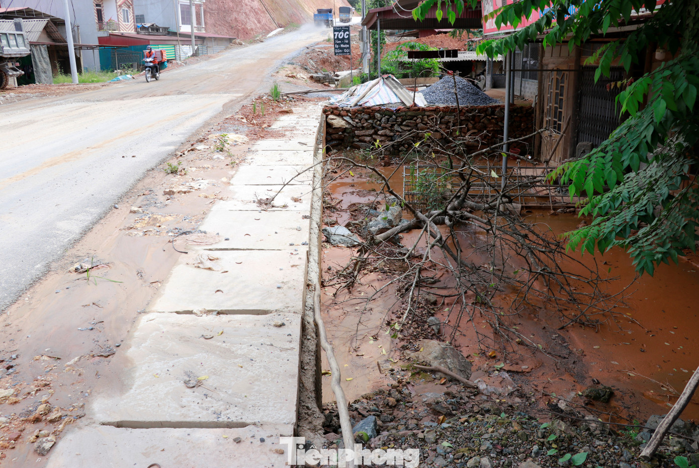 Sau những trận mưa lớn, nhiều hộ trong thôn bị nước, đất đá, bùn tràn vào nhà gây ngập úng cục bộ. Hiện tượng này đã kéo dài trong nhiều năm.