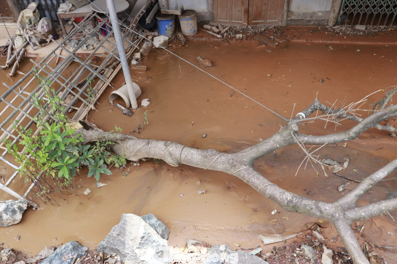 Trao đổi với Tiền Phong, ông Hà Ngọc Tâm - Chủ tịch UBND xã Lương Thịnh, huyện Trấn Yên cho biết, theo thống kê, hiện có 15 hộ gia đình nằm gần trục đường quốc lộ 37 thấp hơn nền đường và thường xuyên bị ảnh hưởng ngập úng, đất bùn tràn vào nhà mỗi khi mưa xuống. Trong đó, nhà thấp nhất khoảng 80cm, nhà cao nhất lên đến gần 3,5m đo từ nền nhà đến mặt đường Quốc lộ 37.