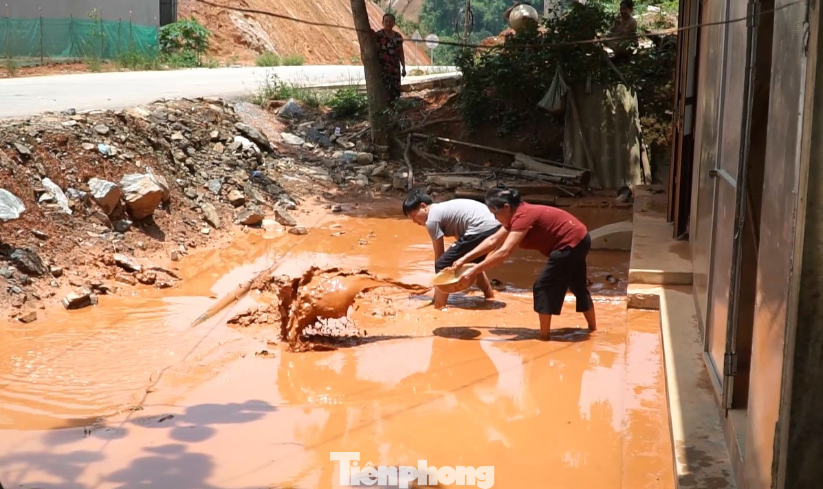 Bà Trần Thị Quyên, thôn Lương Thiện, xã Lương Thịnh, huyện Trấn Yên cho biết, tình trạng ngập úng ở đây mỗi khi mưa lớn đã xảy ra suốt gần 2 năm qua. Cứ mưa là nước ngập vào nhà, có lúc ngập gần nửa người. Bà con đã nhiều lần kiến nghị gửi lên chính quyền các cấp nhưng chưa được giải quyết..