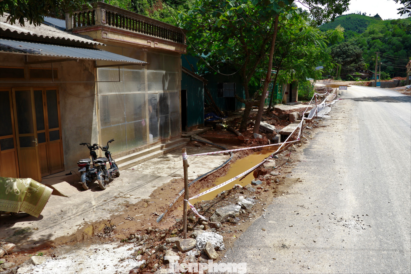 Theo những người dân tại đây, nguyên nhân của việc này là do nền nhà lọt thỏm, nằm ở vị trí thấp hơn mặt đường. Trong khi đó, hệ thống cống thoát nước không được xây và lắp đặt nên mỗi khi mưa xuống nước và đất đá không kịp thoát đã tràn hết vào nhà.