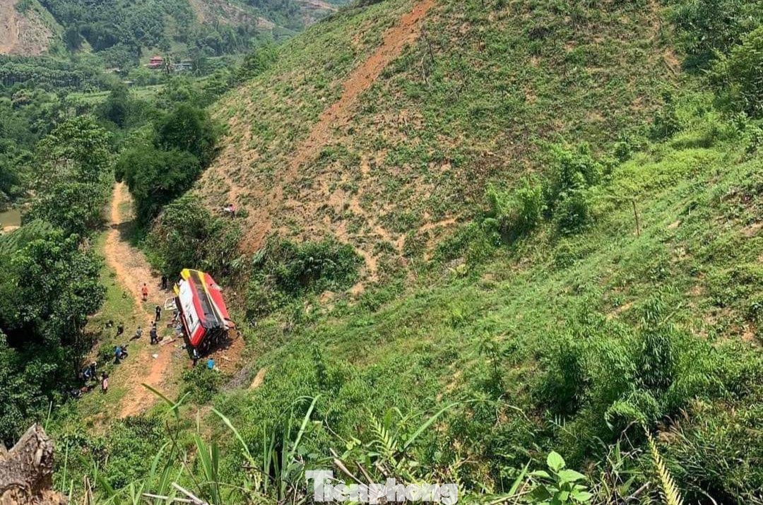 Hơn 30 hành khách thoát nạn sau khi ô tô lao xuống vực và lật nghiêng.
