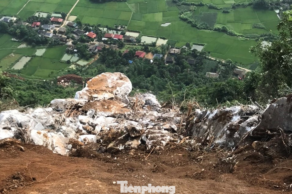 Khu vực xử lý vách đá có nguy cơ bị sạt lở nằm trên độ cao khoảng 500m so với chân núi, nơi hàng chục hộ dân sinh sống. Khu vực xử lý vách đá có nguy cơ bị sạt lở nằm trên độ cao khoảng 500m so với chân núi, nơi hàng chục hộ dân sinh sống.