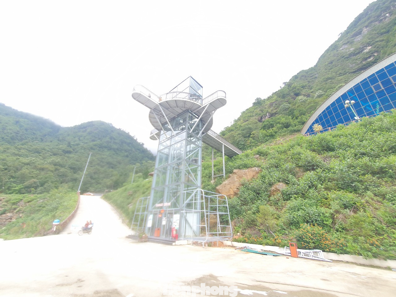 Khu du lịch cầu kính Rồng Mây tại huyện Tam Đường, tỉnh Lai Châu đã xây dựng đền thờ ông Hoàng Bảy trên đỉnh núi và đã đi vào hoạt động.