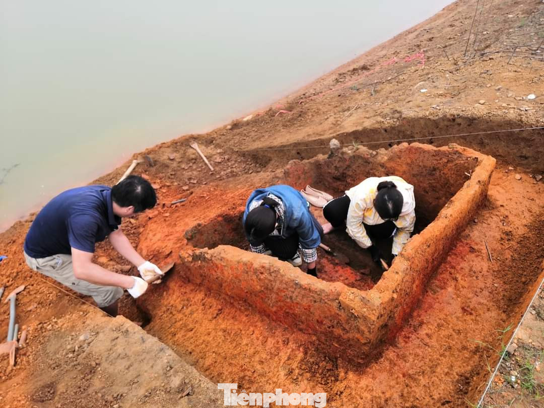 Tại khu vực khai quật có nhiều mảnh gốm, sành và cả những mảnh ngói. Đặc biệt là phát hiện được dấu tích của một lò nung cổ.