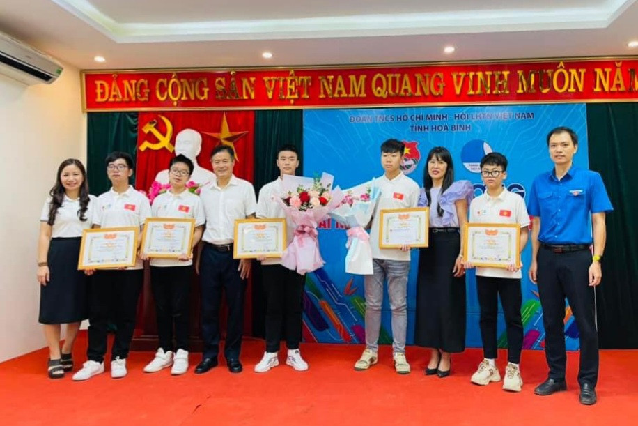 Lãnh đạo Tỉnh đoàn Hòa Bình trao giấy khen cho các học sinh đạt thành tích trong kỳ thi Olympic quốc tế. Ảnh: CTV.