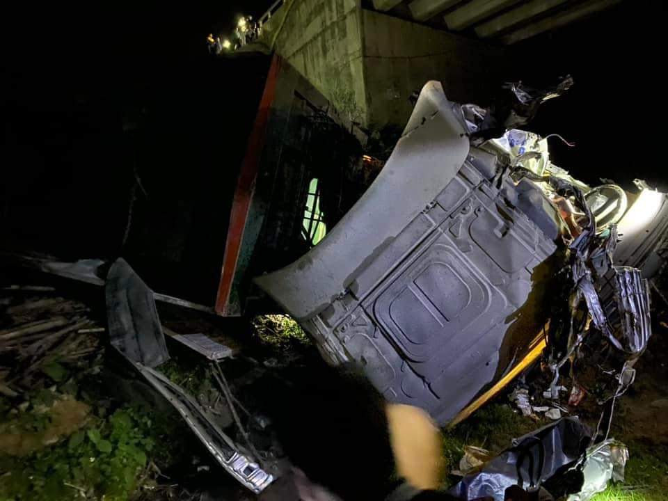 Hiện trường vụ tai nạn khiến xe đầu kéo rơi xuống cầu.