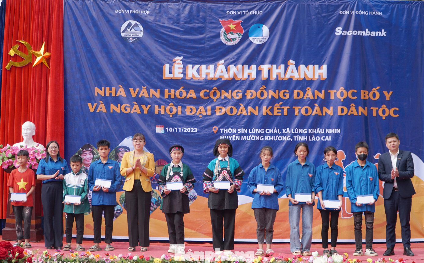 Lãnh đạo tỉnh Lào Cai cùng Ban tổ chức trao hỗ trợ cho các học sinh có hoàn cảnh khó khăn trên địa bàn.