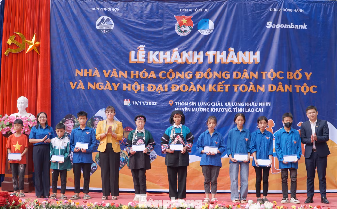 Lãnh đạo tỉnh Lào Cai cùng Ban tổ chức trao hỗ trợ cho các học sinh có hoàn cảnh khó khăn trên địa bàn. Lãnh đạo tỉnh Lào Cai cùng Ban tổ chức trao hỗ trợ cho các học sinh có hoàn cảnh khó khăn trên địa bàn.