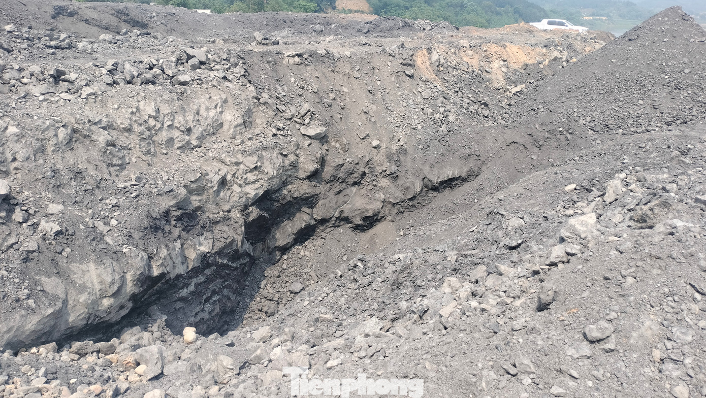 Trao đổi thêm với PV báo Tiền Phong, lãnh đạo phòng Tài nguyên và Môi trường huyện Văn Yên cho biết, các đối tượng khai thác than trái phép là những người nơi khác đến, sau đó thuê người đến làm nên chính quyền địa phương rất khó quản lý và kiểm soát. Trao đổi thêm với PV báo Tiền Phong, lãnh đạo phòng Tài nguyên và Môi trường huyện Văn Yên cho biết, các đối tượng khai thác than trái phép là những người nơi khác đến, sau đó thuê người đến làm nên chính quyền địa phương rất khó quản lý và kiểm soát.