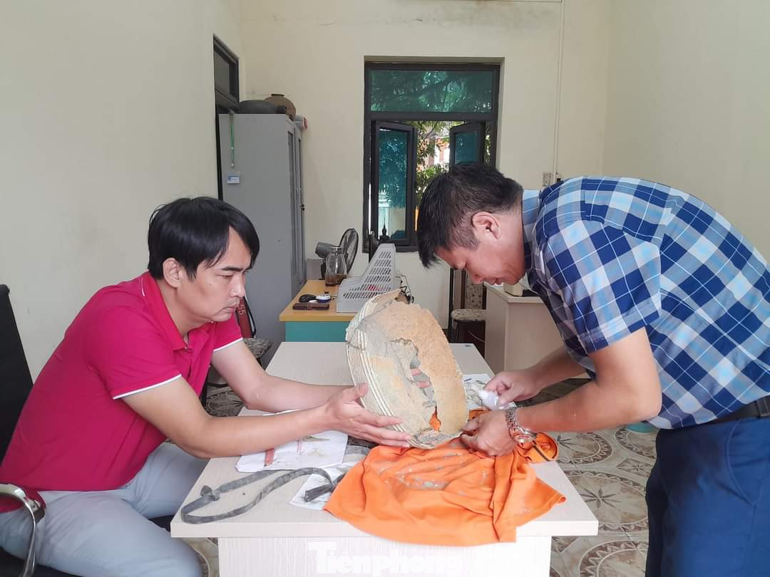 Cán bộ bảo tàng tỉnh tiến hành phục dựng lại chậu đồng cổ. Cán bộ bảo tàng tỉnh tiến hành phục dựng lại chậu đồng cổ.