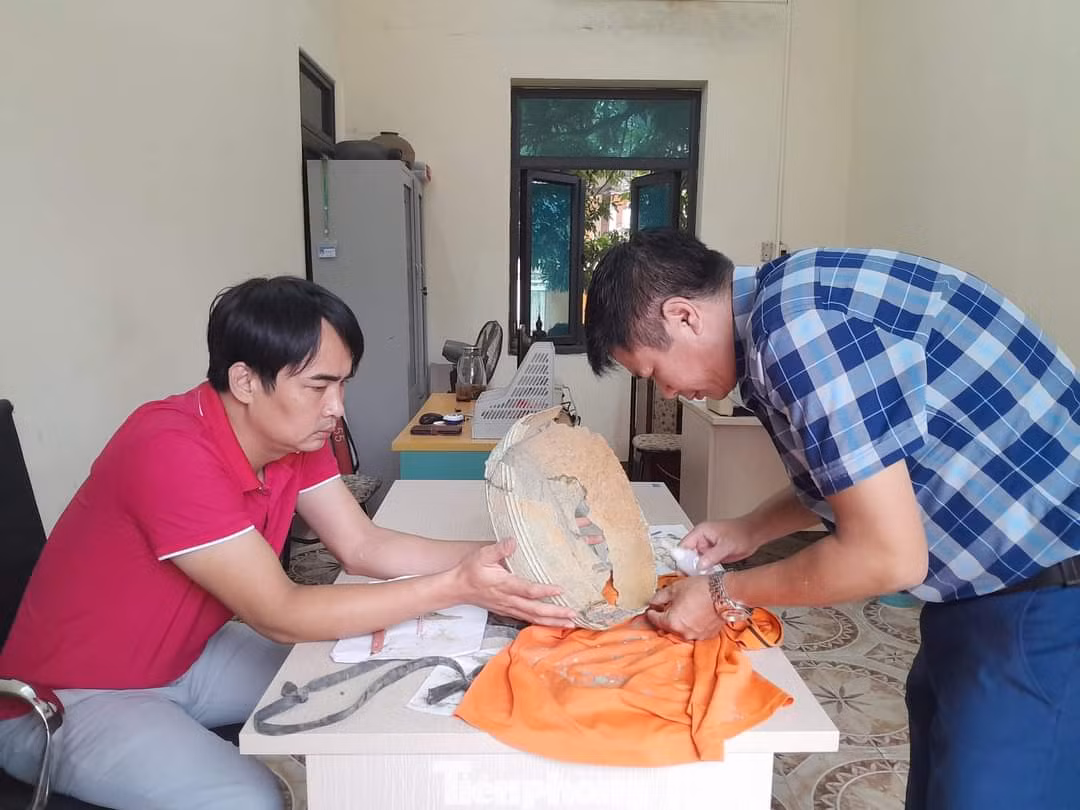 Cán bộ bảo tàng tỉnh tiến hành phục dựng lại chậu đồng cổ. Cán bộ bảo tàng tỉnh tiến hành phục dựng lại chậu đồng cổ.
