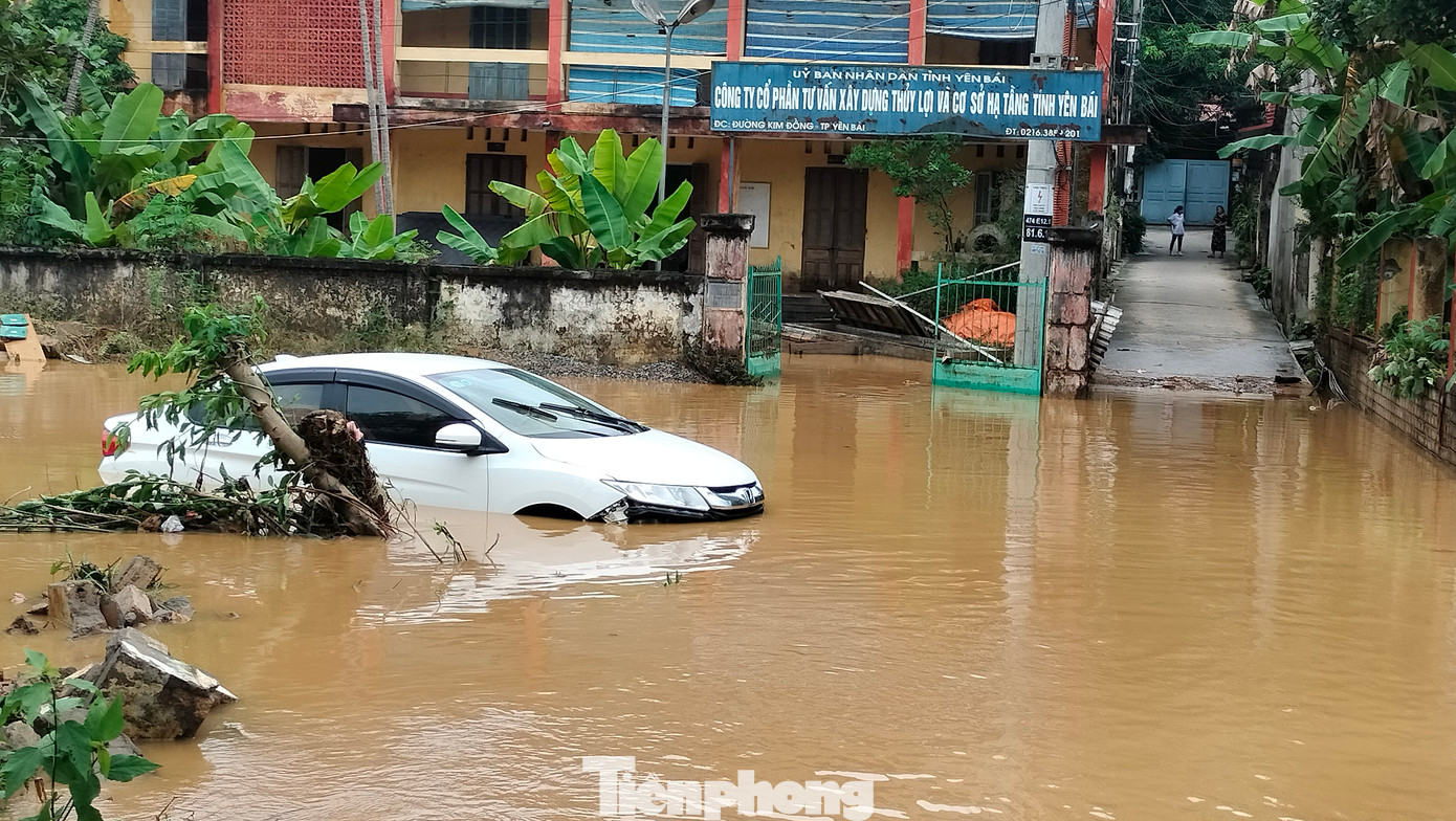 Tại TP Yên Bái, nhiều tuyến phố chìm sâu trong nước. Tài sản, xe cộ bị nhấn chìm gây thiệt hại lớn về kinh tế. Tại TP Yên Bái, nhiều tuyến phố chìm sâu trong nước. Tài sản, xe cộ bị nhấn chìm gây thiệt hại lớn về kinh tế.