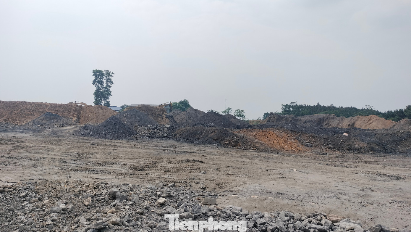 Đến ngày 7/3, UBND xã Xuân Ái tiến hành kiểm tra việc khắc phục trên. Tại thời điểm kiểm tra, máy móc, phương tiện đã dừng hoạt động. Tuy nhiên, tại khu vực đất của ông Nguyễn Chí Giáp (trú tại thôn Yên Thành, xã Yên Hợp), vẫn ghi nhận có hành vi san gạt đất trái phép, hủy hoại đất. Đến ngày 7/3, UBND xã Xuân Ái tiến hành kiểm tra việc khắc phục trên. Tại thời điểm kiểm tra, máy móc, phương tiện đã dừng hoạt động. Tuy nhiên, tại khu vực đất của ông Nguyễn Chí Giáp (trú tại thôn Yên Thành, xã Yên Hợp), vẫn ghi nhận có hành vi san gạt đất trái phép, hủy hoại đất.