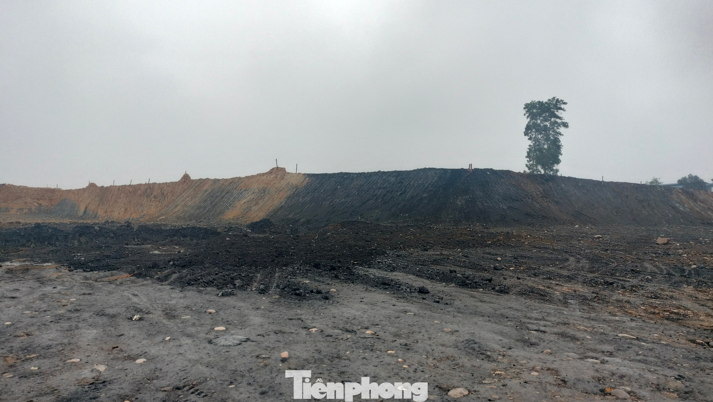 Mới đây, đoàn kiểm tra do ông Nguyễn Văn Thức - Chủ tịch UBND xã Xuân Ái, Văn Yên (Yên Bái) làm trưởng đoàn đã tiến hành lập biên bản, đánh sập hầm lò một khu vực khai thác khoáng sản trái phép. Mới đây, đoàn kiểm tra do ông Nguyễn Văn Thức - Chủ tịch UBND xã Xuân Ái, Văn Yên (Yên Bái) làm trưởng đoàn đã tiến hành lập biên bản, đánh sập hầm lò một khu vực khai thác khoáng sản trái phép.