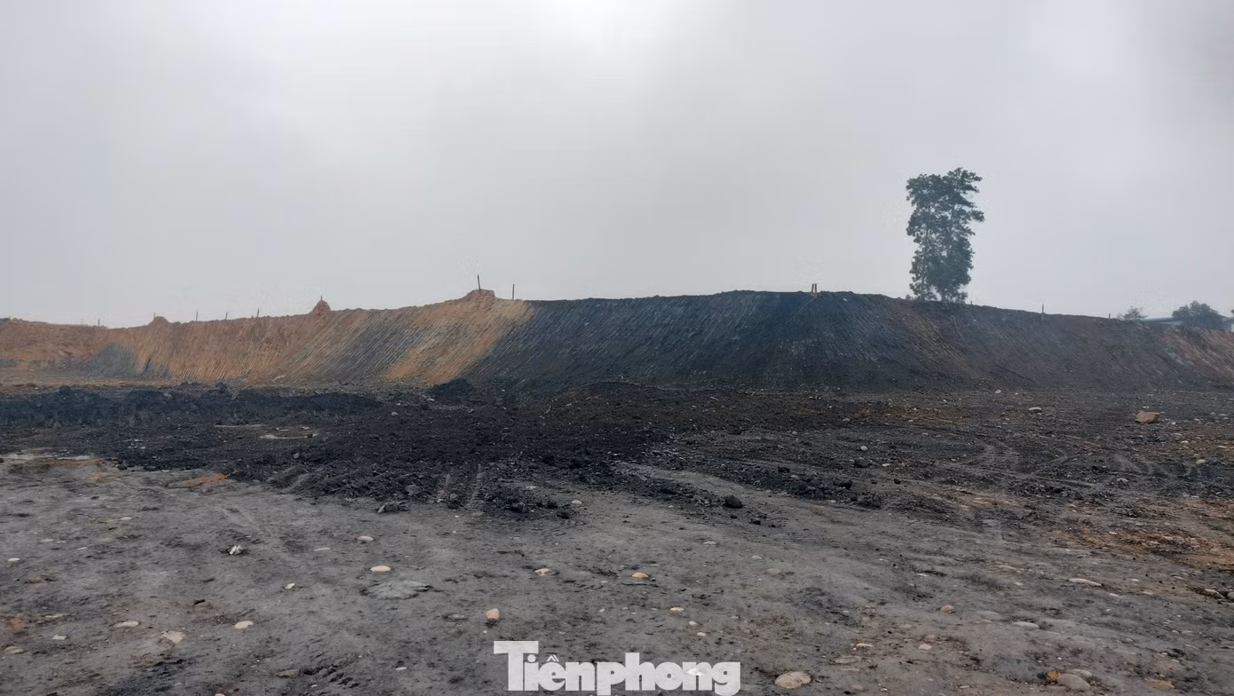 Mới đây, đoàn kiểm tra do ông Nguyễn Văn Thức - Chủ tịch UBND xã Xuân Ái, Văn Yên (Yên Bái) làm trưởng đoàn đã tiến hành lập biên bản, đánh sập hầm lò một khu vực khai thác khoáng sản trái phép.