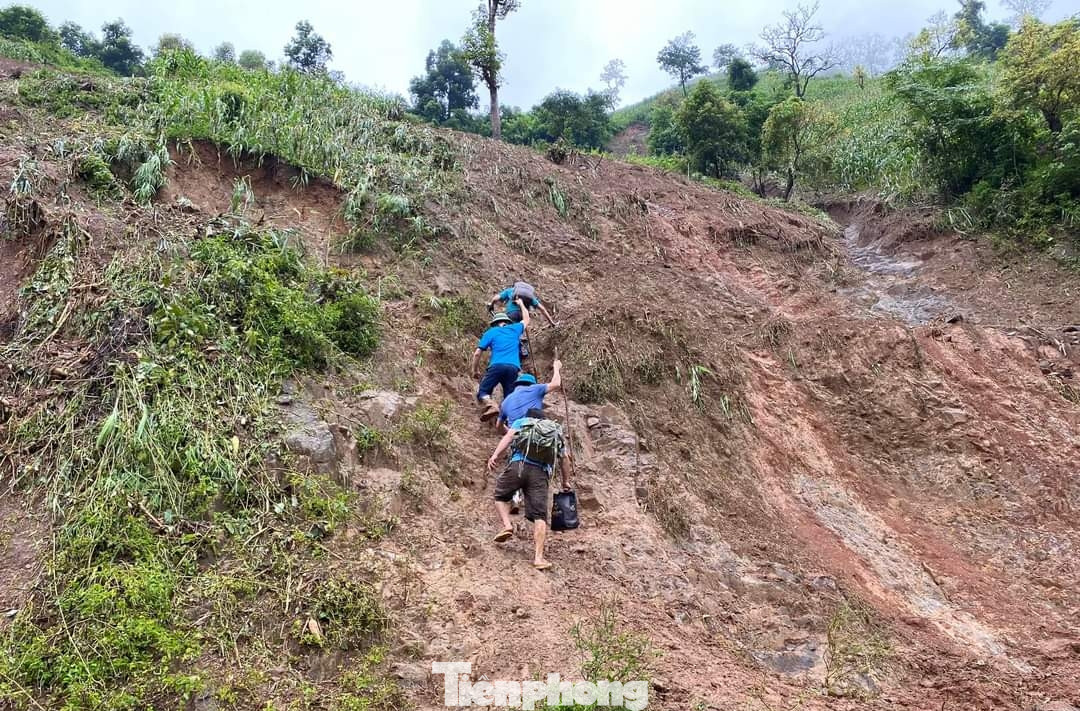 Ngay khi nắm tình hình, UBND huyện Mù Cang Chải đã chỉ đạo các đoàn thể, phòng, ban khẩn trương huy động lực lượng, lên phương án để sẵn sàng hỗ trợ, tiếp tế nhân dân vùng bị ảnh hưởng do mưa lũ.