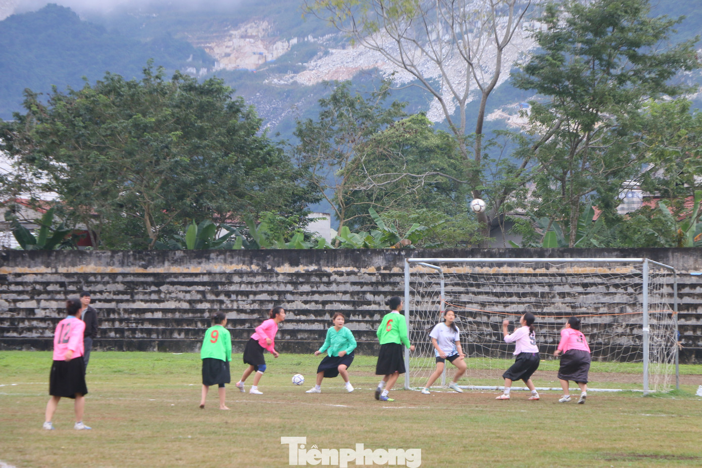 Trang phục truyền thống của người Tày có thêm số áo sau lưng khiến chị em tham gia hoạt động thể thao thêm phần tự hào về bản sắc văn hóa dân tộc mình. Trang phục truyền thống của người Tày có thêm số áo sau lưng khiến chị em tham gia hoạt động thể thao thêm phần tự hào về bản sắc văn hóa dân tộc mình.