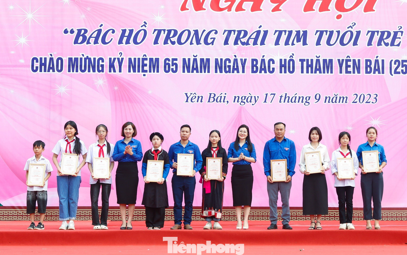 Tuyên dương 65 cá nhân tiêu biểu đạt danh hiệu “Sinh viên 5 tốt”, “Học sinh 3 rèn luyện”, “Học sinh 3 tốt” cấp Tỉnh năm học 2022 - 2023; trao giải cho Hội thi vẽ tranh với chủ đề “Bác Hồ trong trái tim thiếu nhi Yên Bái”.