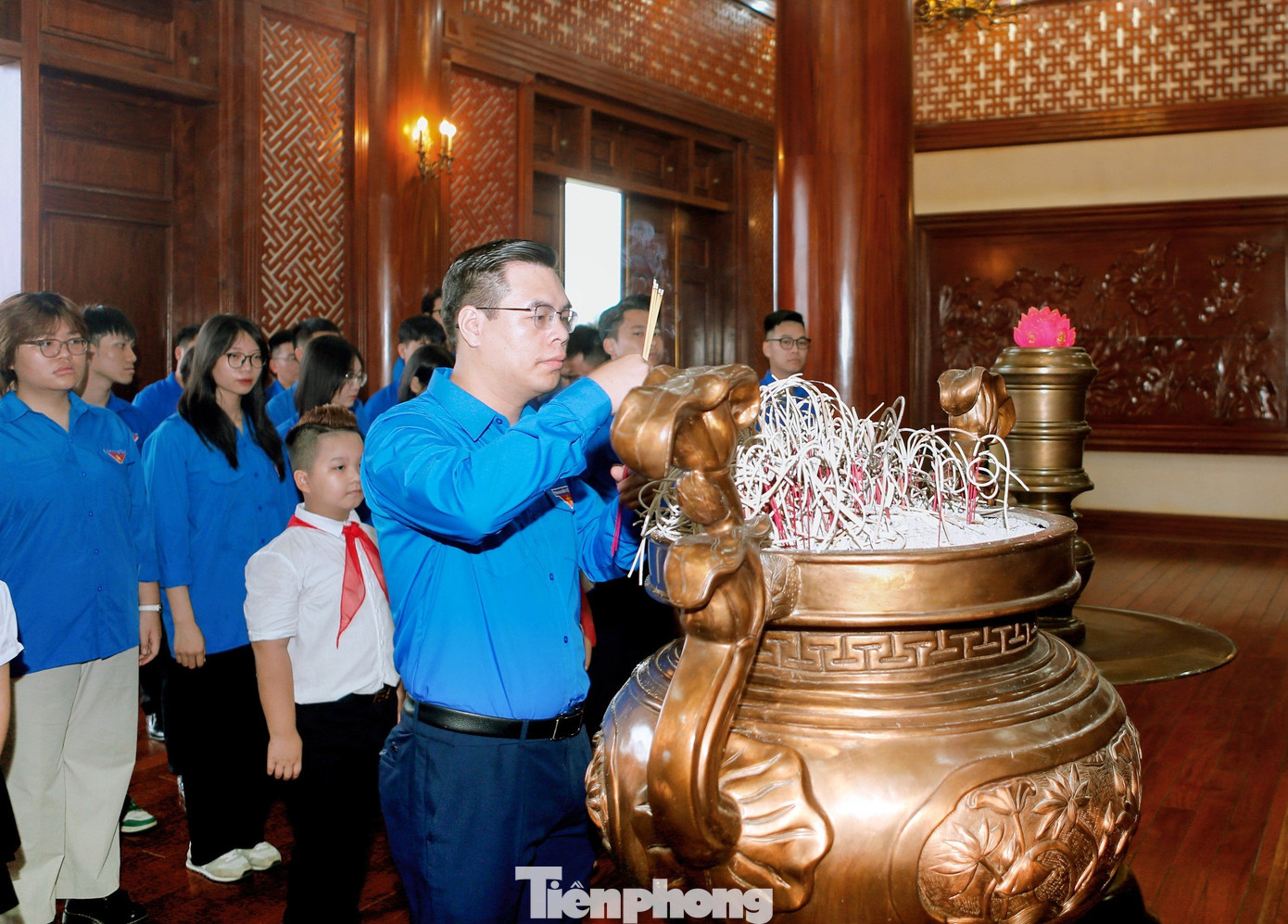 Trước khi diễn ra chính thức ngày hội, ngay từ 6h sáng 17/9, 65 đoàn viên, thanh niên đại diện tuổi trẻ tỉnh Yên Bái đã thắp hương báo công dâng Bác tại Khu tưởng niệm Bác Hồ - Sân vận động thành phố, bày tỏ lòng thành kính sâu sắc, lòng biết ơn vô hạn kính dâng lên Người những thành tích mà tuổi trẻ Yên Bái đã đạt được trong những năm qua.