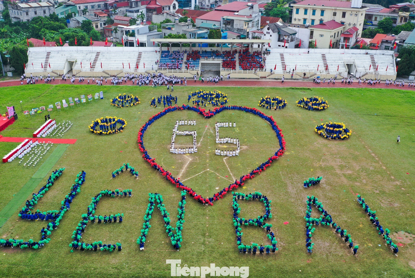 Hơn 5.000 đoàn viên xếp hình kỷ niệm 65 năm ngày Bác Hồ lên thăm Yên Bái.