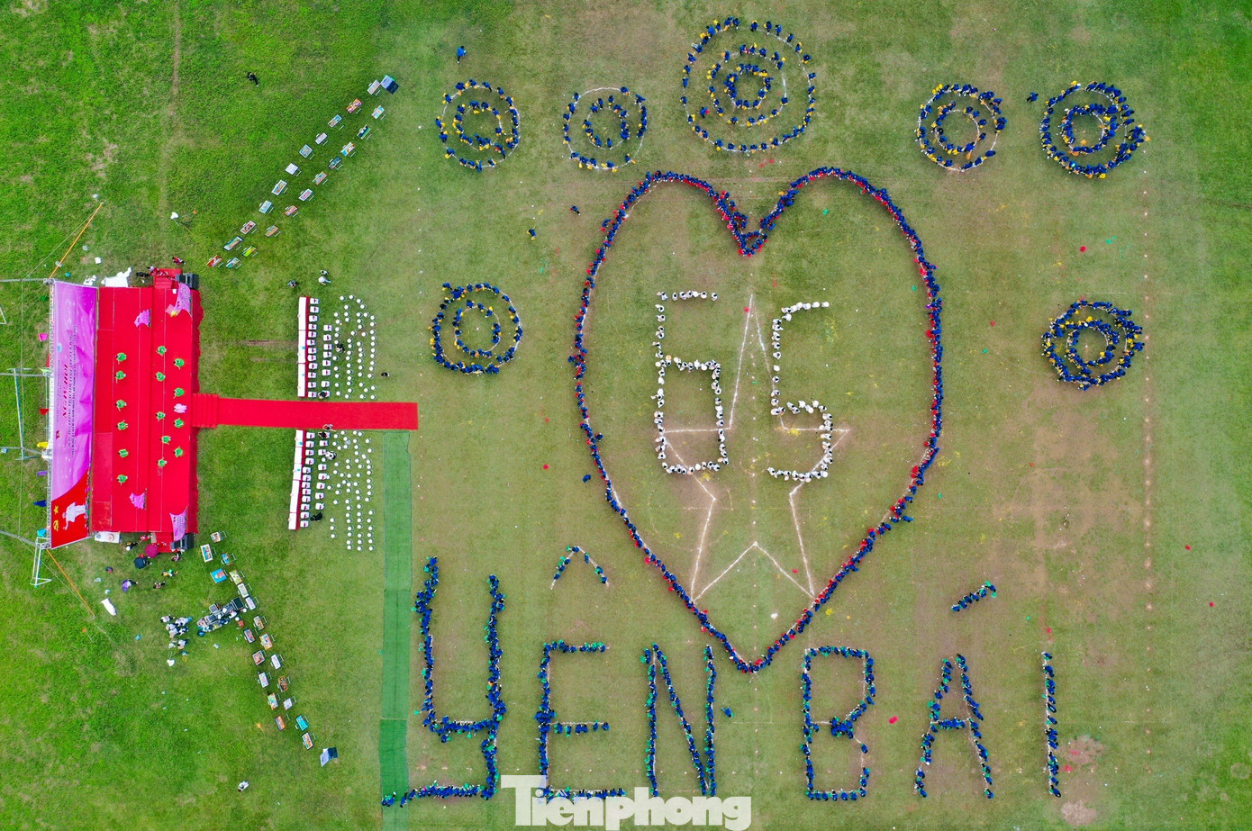 Em Nguyễn Thị Thu Hằng, lớp 11 văn, Trường THPT chuyên Nguyễn Tất Thành cho biết, &quot;trường tổ chức cho chúng em rất nhiều chương trình, hoạt động, ngoại khóa về Bác. Từ đó, chúng em được tìm hiểu và thấy được trách nhiệm của mình để xây dựng quê hương, đất nước xứng đáng với những lời dạy của Bác.&quot;