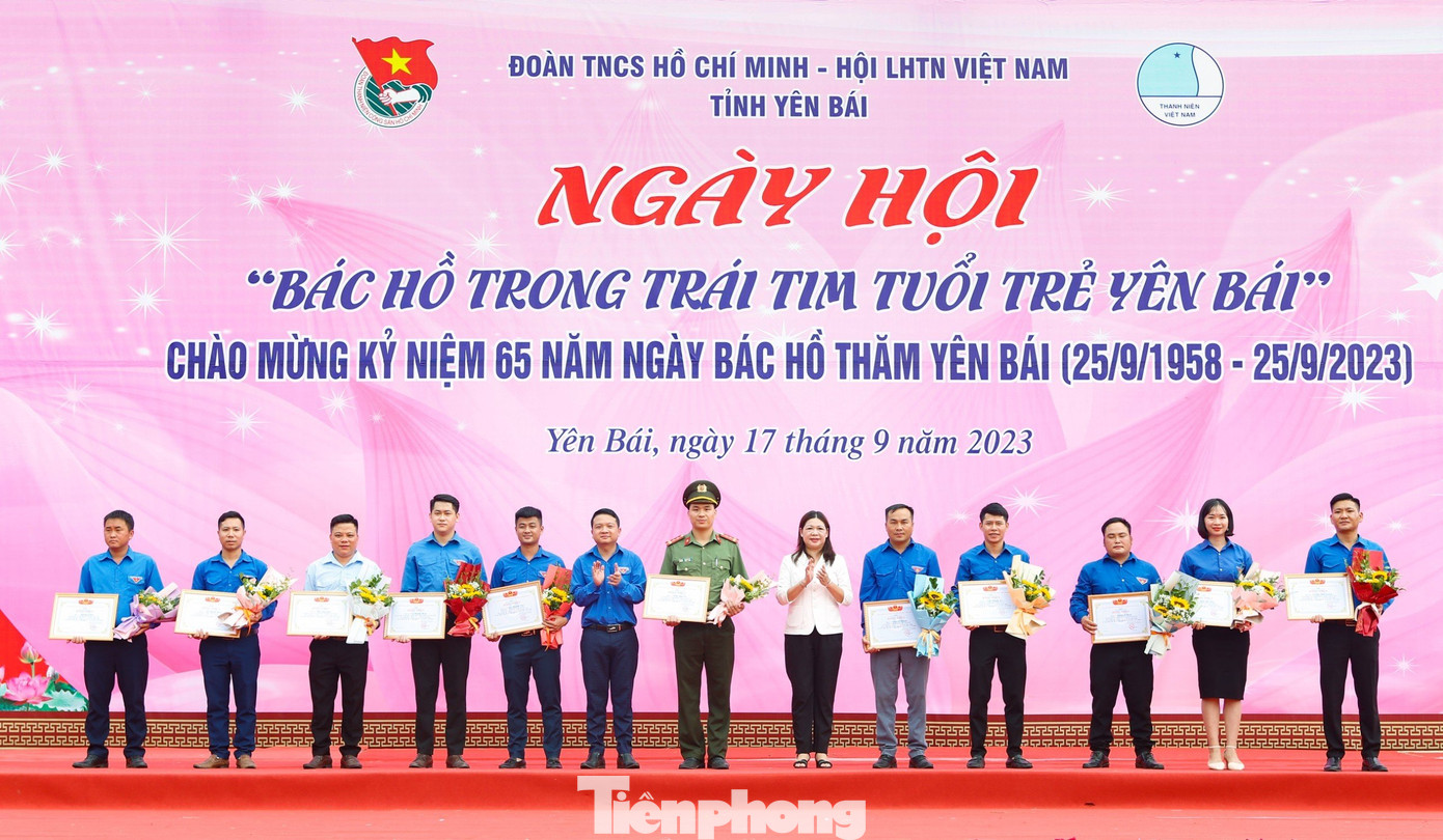 Cũng tại sự kiện, Tỉnh Đoàn Yên Bái đã trao bằng khen cho 13 tập thể và 12 cá nhân có thành tích xuất sắc trong đợt thi đua Chào mừng kỷ niệm 65 năm Ngày Bác Hồ thăm Yên Bái.