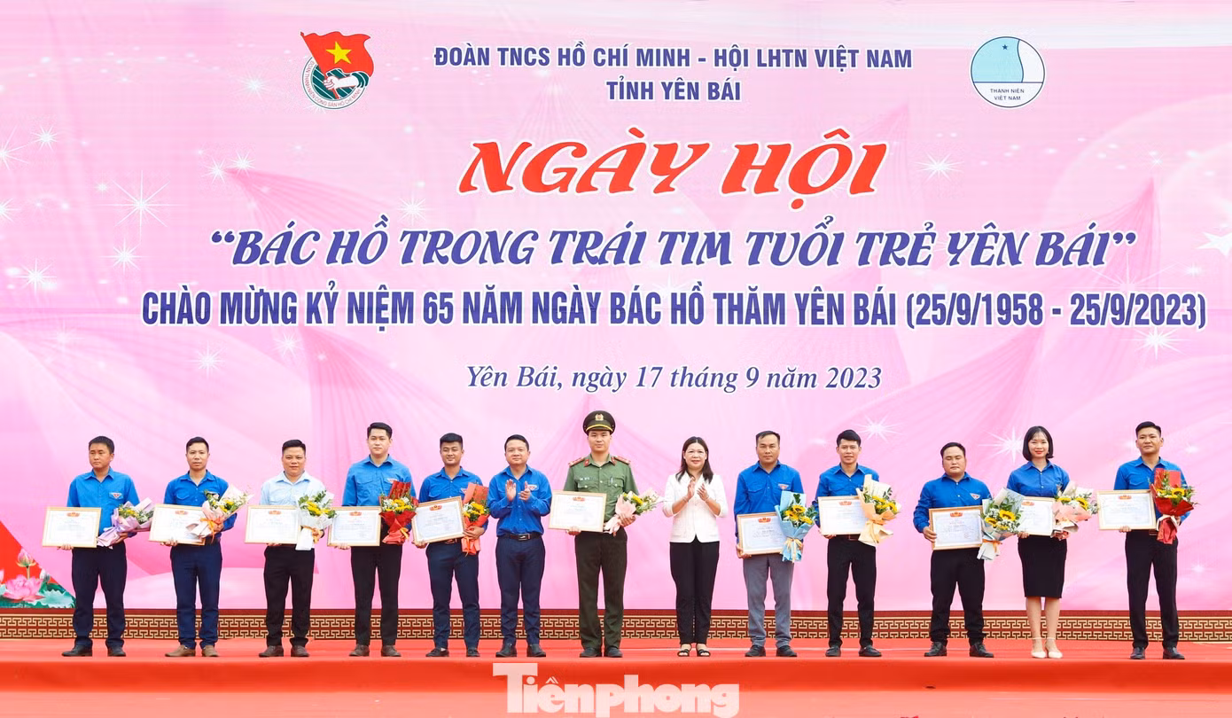 Cũng tại sự kiện, Tỉnh Đoàn Yên Bái đã trao bằng khen cho 13 tập thể và 12 cá nhân có thành tích xuất sắc trong đợt thi đua Chào mừng kỷ niệm 65 năm Ngày Bác Hồ thăm Yên Bái.