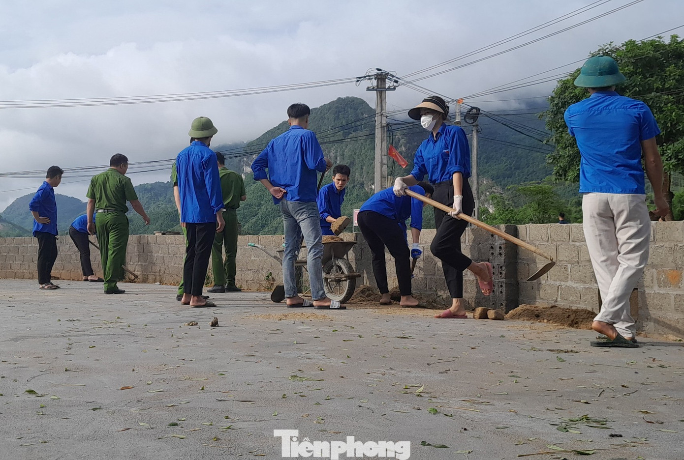 Đây là hoạt động hưởng ứng Chiến dịch Thanh niên tình nguyện hè và Tháng hành động vì trẻ em năm 2023, với sự tham gia của hơn 40 đoàn viên thanh niên xã, đoàn viên công an huyện Lục Yên.
