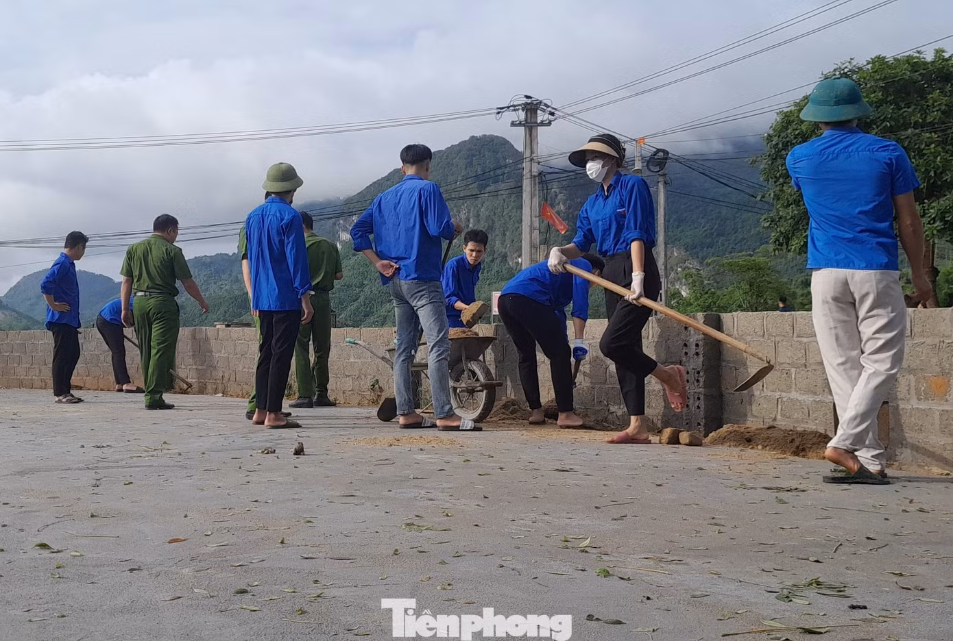 Đây là hoạt động hưởng ứng Chiến dịch Thanh niên tình nguyện hè và Tháng hành động vì trẻ em năm 2023, với sự tham gia của hơn 40 đoàn viên thanh niên xã, đoàn viên công an huyện Lục Yên.