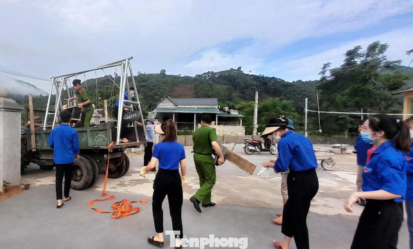 Đoàn đã huy động kinh phí từ nguồn xã hội hóa với tổng số tiền 8,5 triệu đồng. Ngoài ra, đoàn thanh niên huyện còn hỗ trợ nguyên, vật liệu làm sân chơi cho trẻ tại thôn Khánh Ngoài, xã Minh Chuẩn.