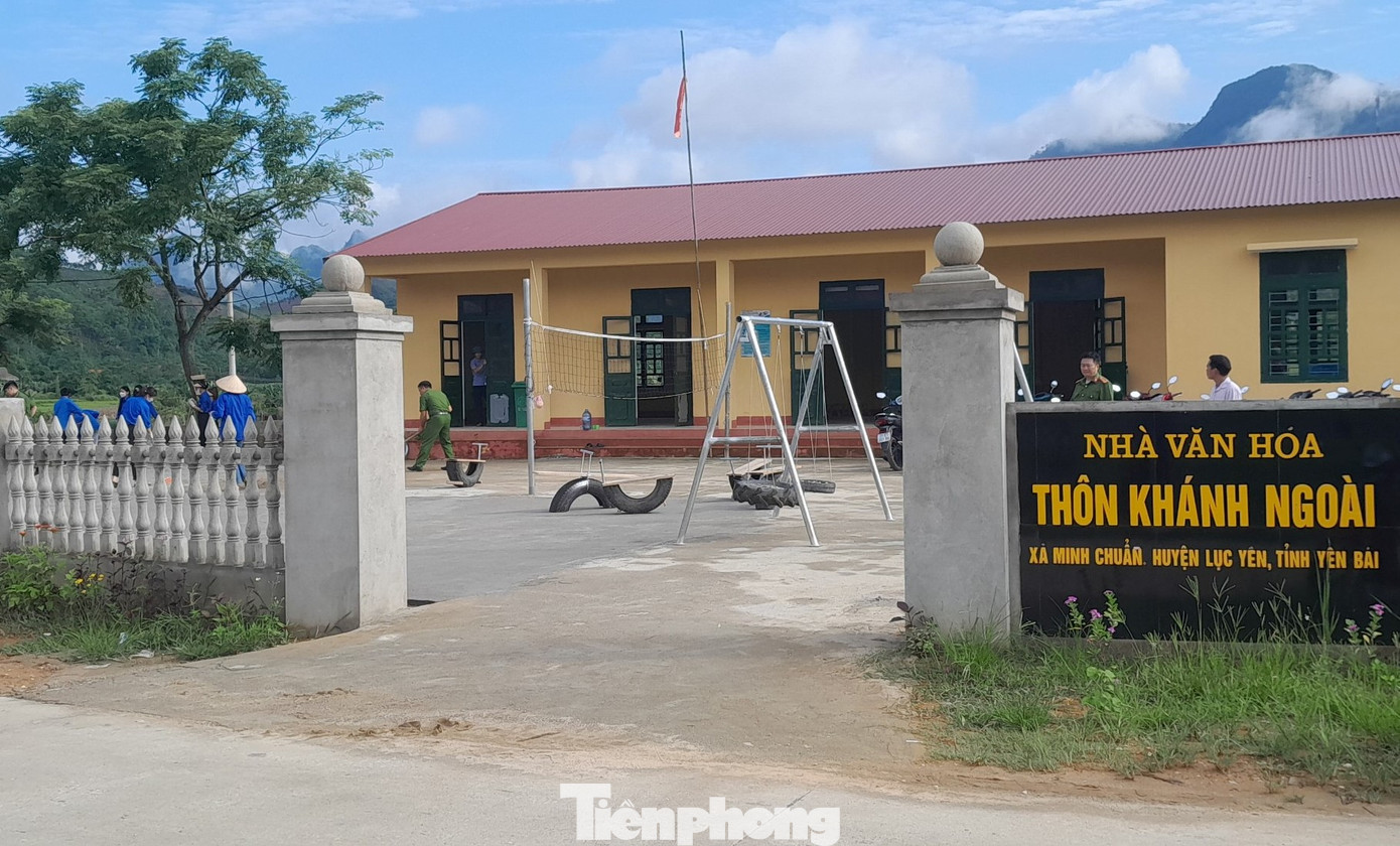 Sáng 26/6, trao đổi với PV báo Tiền Phong, chị Phạm Linh Thảo - Bí thư đoàn xã Minh Chuẩn, huyện Lục Yên cho biết, đoàn thanh niên xã vừa phối hợp cùng công an xã, đoàn thanh niên Công an huyện Lục Yên tổ chức xây dựng sân chơi cho trẻ em tại thôn Khánh Ngoài, xã Minh Chuẩn từ vật liệu tái chế.