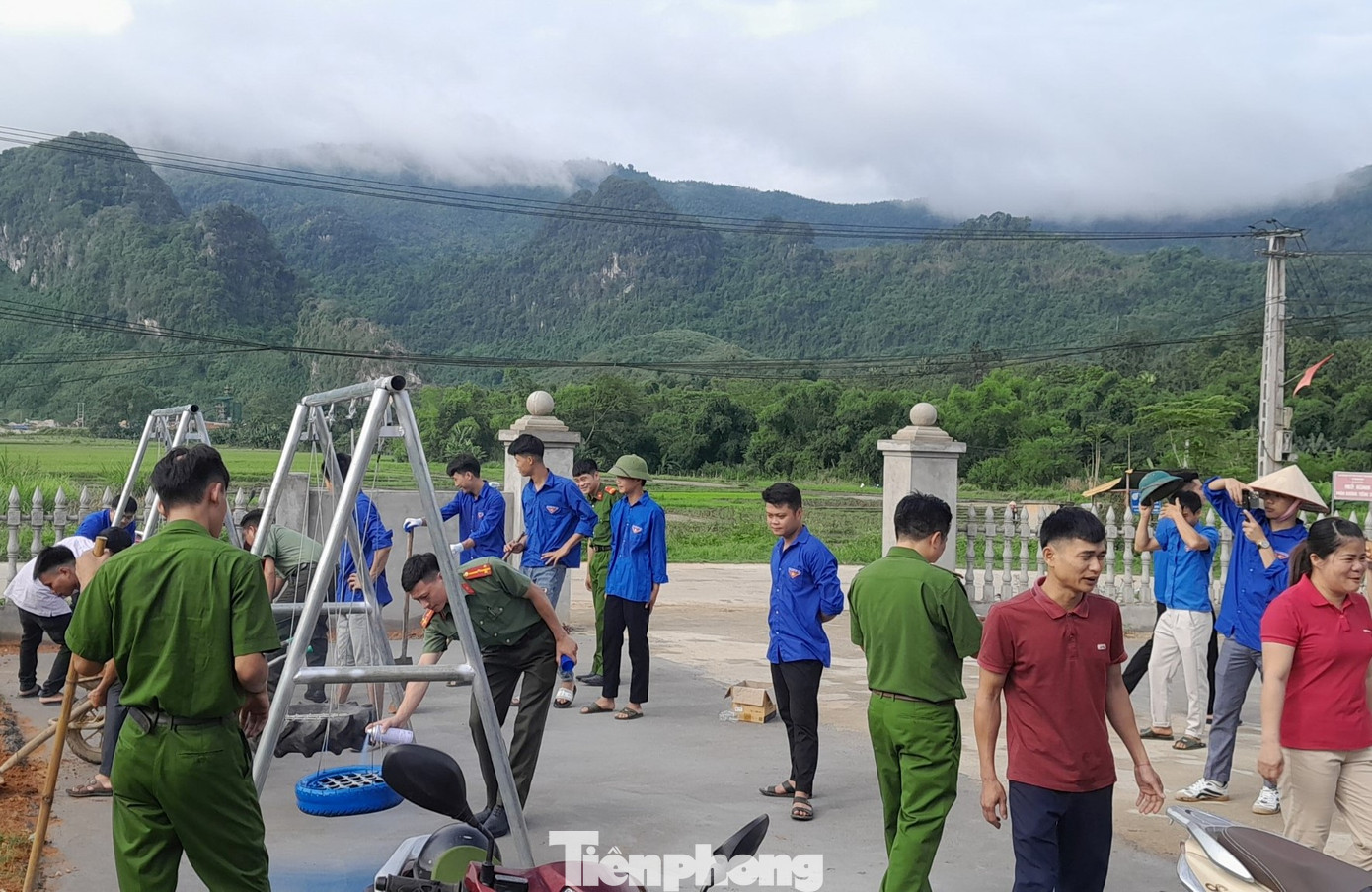 Chị Phạm Thị Xuân (ở thôn Khánh Ngoài, xã Minh Chuẩn) cho hay, sân chơi mới của thôn rất độc đáo, các cháu nhỏ rất thích thú. Không nghĩ được đoàn thanh niên chế tạo ra những đồ chơi như vậy từ lốp xe.