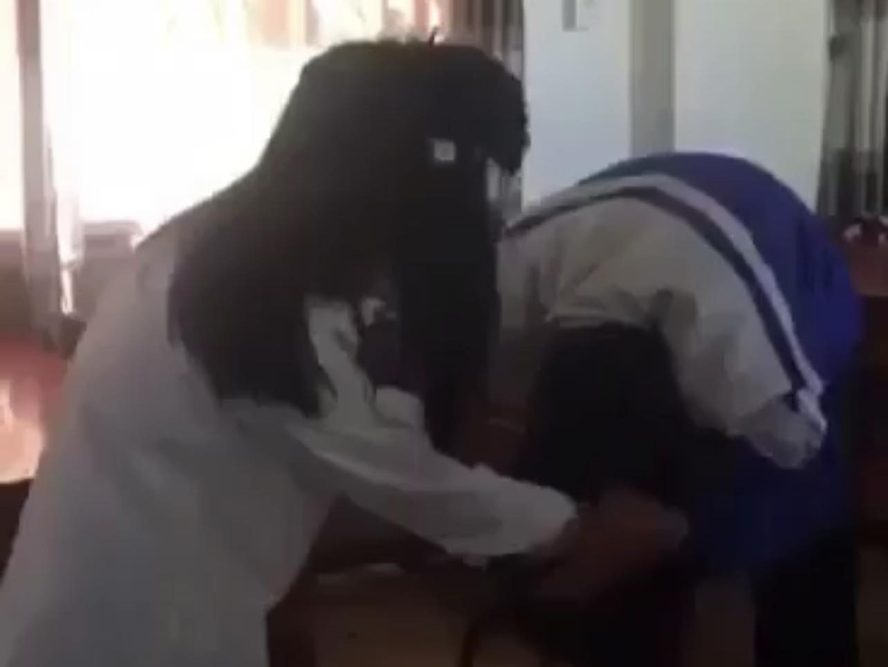 Hình ảnh 2 nữ sinh ẩu đả. Ảnh cắt từ clip. Hình ảnh 2 nữ sinh ẩu đả. Ảnh cắt từ clip.