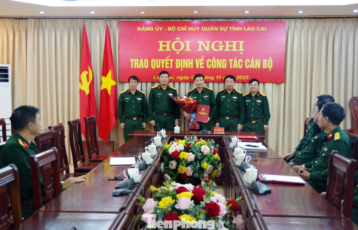 Thủ trưởng Bộ CHQS tỉnh tặng hoa chúc mừng Thượng tá Nguyễn Văn Hậu.